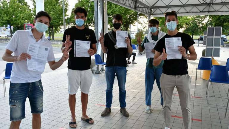Forlì, 5 amici si vaccinano insieme Forlì, 5 amici si vaccinano insieme