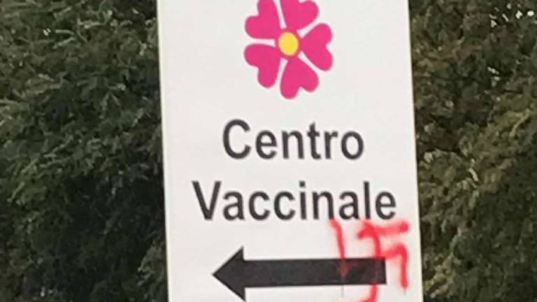Ravenna, imbrattamenti all'hub vaccinale: svastica nel cartello Ravenna, imbrattamenti all'hub vaccinale: svastica nel cartello