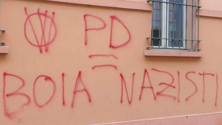 Lugo, sede del Pd imbrattata da scritte No vax Lugo, sede del Pd imbrattata da scritte No vax