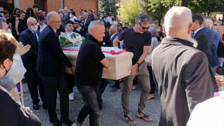 Forlì, l'addio a Gaetano Foggetti. La moglie: Una cintura d'affetto incredibile Forlì, l'addio a Gaetano Foggetti. La moglie: Una cintura d'affetto incredibile