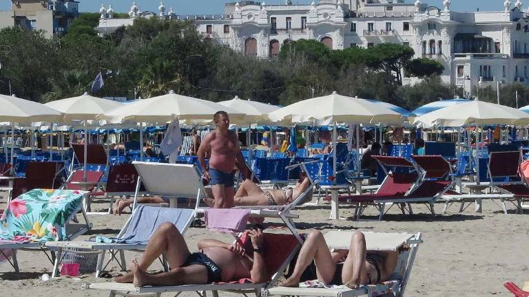 Bagnini, anche Viserba protesta: In spiaggia non c'è quasi più nessuno e paghiamo i salvataggi Bagnini, anche Viserba protesta: In spiaggia non c'è quasi più nessuno e paghiamo i salvataggi
