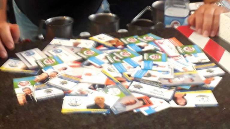 Faenza, bigliettini elettorali scambiati come le figurine Faenza, bigliettini elettorali scambiati come le figurine