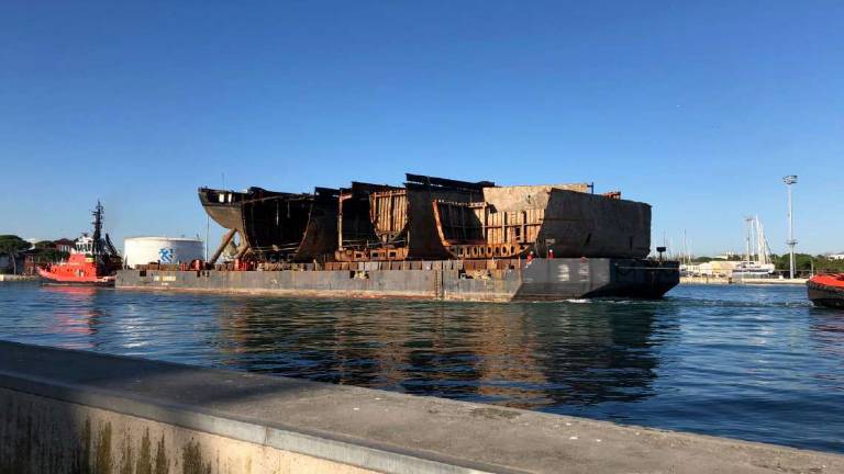 La Berkan lascia Ravenna, addio al relitto dei veleni La Berkan lascia Ravenna, addio al relitto dei veleni