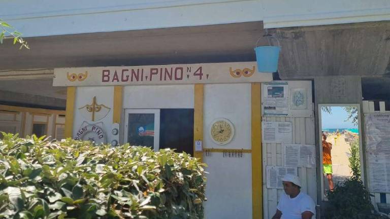 Cattolica, il lungomare fa acqua e il bagnino appende un secchio per una grondaia fai da te Cattolica, il lungomare fa acqua e il bagnino appende un secchio per una grondaia fai da te
