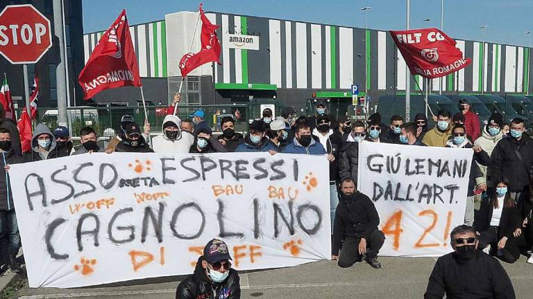 Rimini, i dipendenti Amazon bloccano due camion Rimini, i dipendenti Amazon bloccano due camion