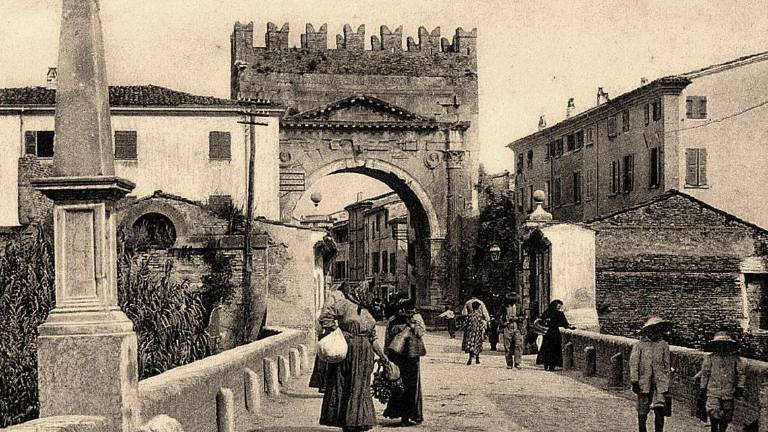Quel banco da fruttivendolo sotto l’Arco d’Augusto Quel banco da fruttivendolo sotto l’Arco d’Augusto