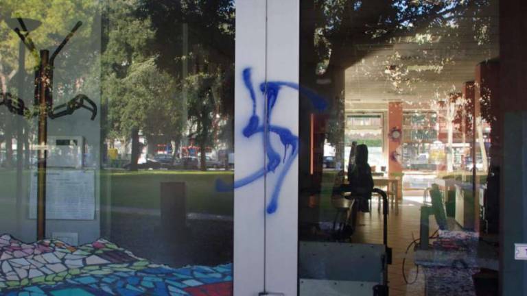Ravenna, per le svastiche nella sede Arcigay multa da 700 euro Ravenna, per le svastiche nella sede Arcigay multa da 700 euro