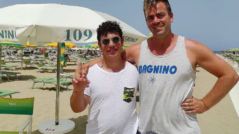 Leo, il bagnino speciale del 109 di Rimini: Mi piace il mare, non le meduse Leo, il bagnino speciale del 109 di Rimini: Mi piace il mare, non le meduse