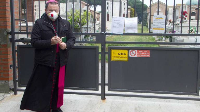 Ravenna, prof di religione no vax rifiuta il vaccino Ravenna, prof di religione no vax rifiuta il vaccino