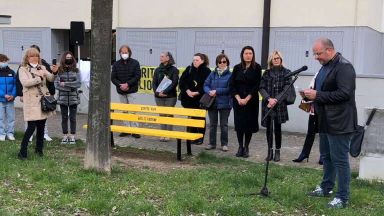 Forlì, una panchina gialla per Giulio Regeni Forlì, una panchina gialla per Giulio Regeni