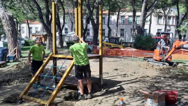 Modigliana. Nuovi giochi nei parchi, merito del Comitato genitori Modigliana. Nuovi giochi nei parchi, merito del Comitato genitori