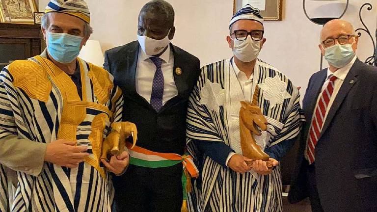 Forlì, il sindaco Zattini e il vice sindaco Mezzacapo in abiti africani per il gemellaggio con Biankouma Forlì, il sindaco Zattini e il vice sindaco Mezzacapo in abiti africani per il gemellaggio con Biankouma