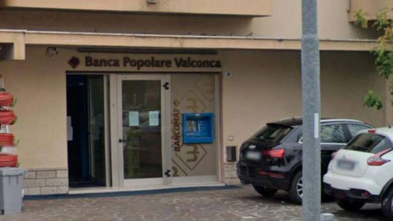 Rimini. Boato sveglia Viserba, salta il bancomat, fuga coi soldi Rimini. Boato sveglia Viserba, salta il bancomat, fuga coi soldi
