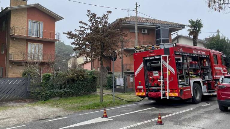 Cesena: sotto tetto di una casa a fuoco in via Farini Cesena: sotto tetto di una casa a fuoco in via Farini