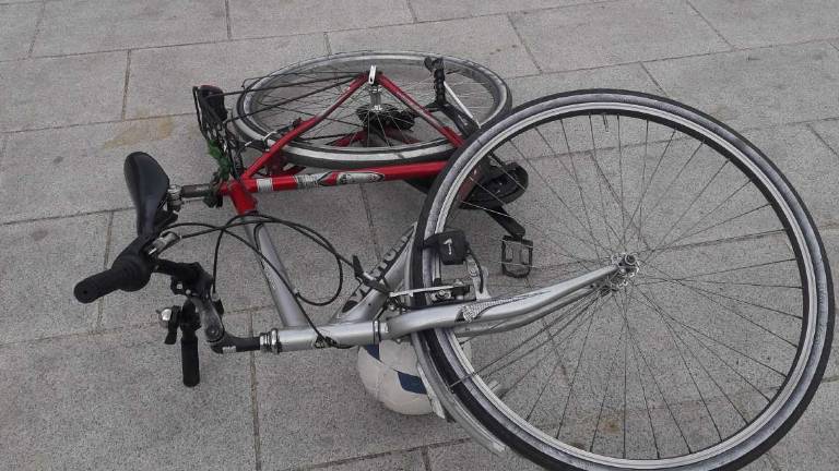 Cesena, pallonata dei bambini contro la bici: chiama la polizia Cesena, pallonata dei bambini contro la bici: chiama la polizia