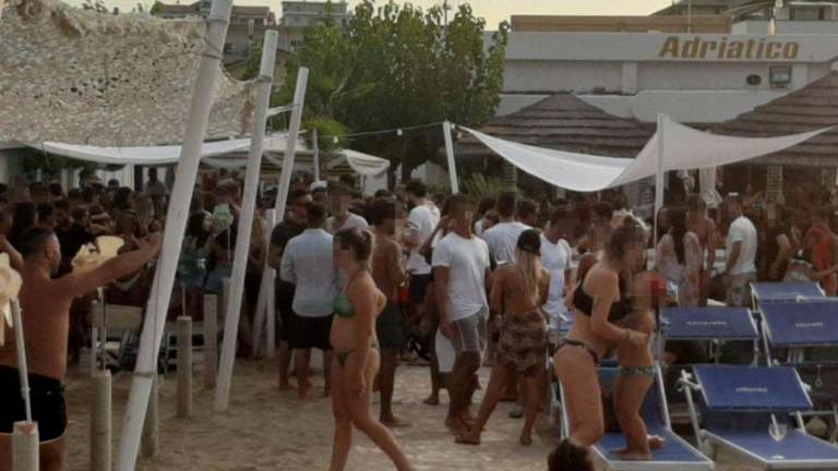 Cesenatico: aperitivi in spiaggia tra rischi e proteste Cesenatico: aperitivi in spiaggia tra rischi e proteste