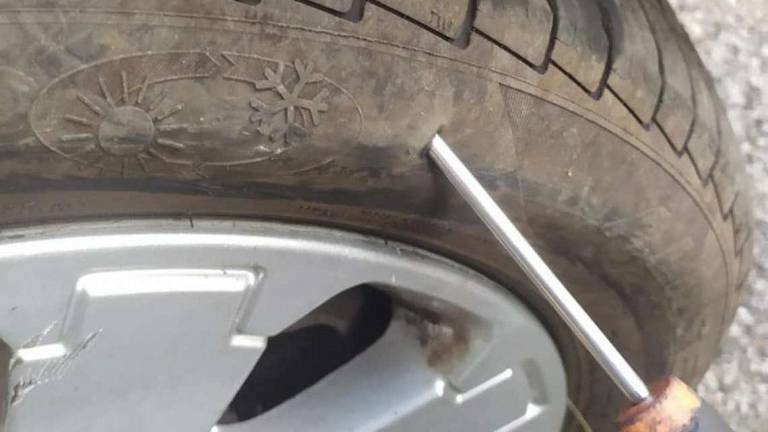 Rimini, gomme dell'auto di un disabile bucate con un cacciavite Rimini, gomme dell'auto di un disabile bucate con un cacciavite