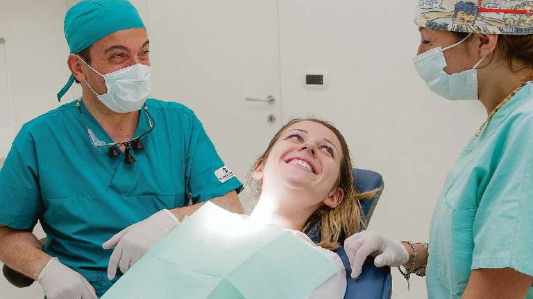 Impianto dentale? In bocca al futuro. Dal dentista come al cinema Impianto dentale? In bocca al futuro. Dal dentista come al cinema