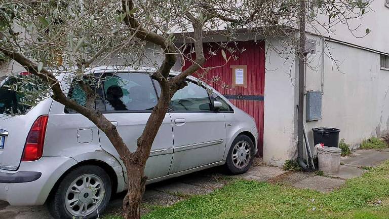 Lugo, trovato con la gola tagliata. Si pensa a un incidente in casa Lugo, trovato con la gola tagliata. Si pensa a un incidente in casa