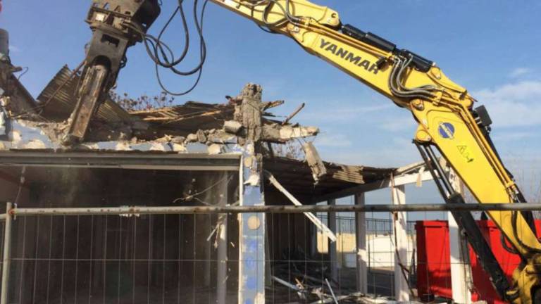 Rimini. A 40 anni dal condono gli demoliscono mezzo locale abusivo Rimini. A 40 anni dal condono gli demoliscono mezzo locale abusivo
