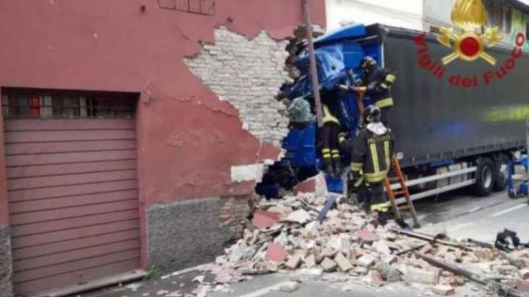 Cervia, camion finisce dentro una casa: muore 55enne Cervia, camion finisce dentro una casa: muore 55enne