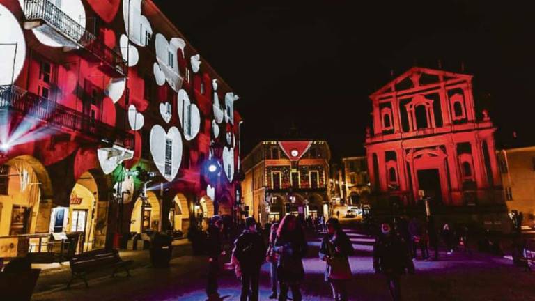 Cesena, si pensa già al Natale: test per videomapping in piazza Cesena, si pensa già al Natale: test per videomapping in piazza