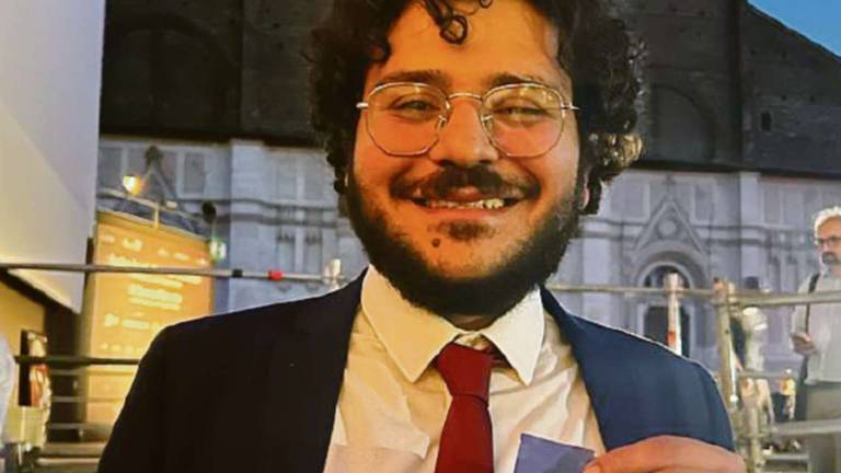 Gambettola, abbraccio a Zaki dopo il segnalibro per Amnesty Gambettola, abbraccio a Zaki dopo il segnalibro per Amnesty