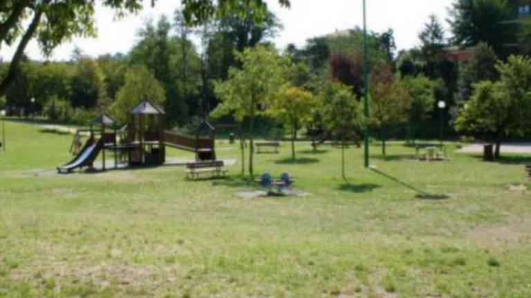 Cesena, colonnina per bici al parco per Fabio in ricordo del 37enne scomparso in moto a Pioppa Cesena, colonnina per bici al parco per Fabio in ricordo del 37enne scomparso in moto a Pioppa