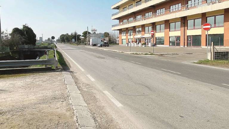 Cesena, pirata della strada a fari spenti sfascia un'auto e scappa Cesena, pirata della strada a fari spenti sfascia un'auto e scappa