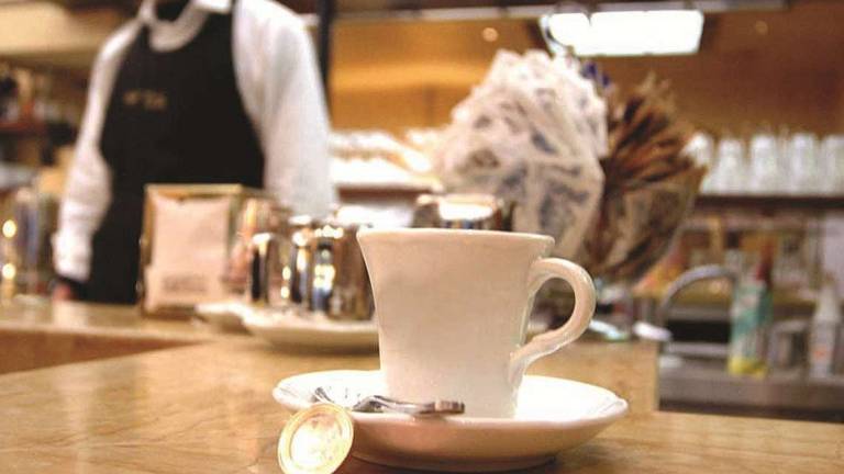 Fipe: «Caffè vietato al bancone: paradosso giuridico e sanitario» Fipe: «Caffè vietato al bancone: paradosso giuridico e sanitario»