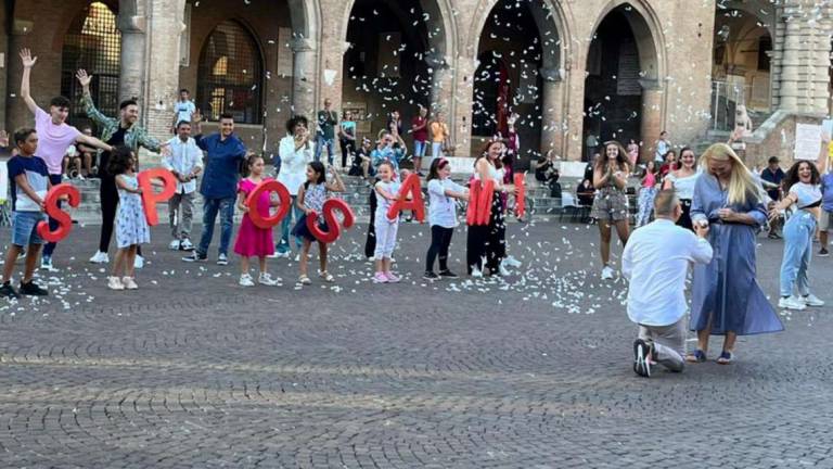 Rimini. Flash mob in piazza per chiederle a sorpresa di sposarlo Rimini. Flash mob in piazza per chiederle a sorpresa di sposarlo