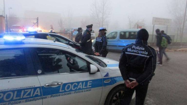 Cesena: pattuglie anti covid agli ingressi e alle uscite da scuola Cesena: pattuglie anti covid agli ingressi e alle uscite da scuola