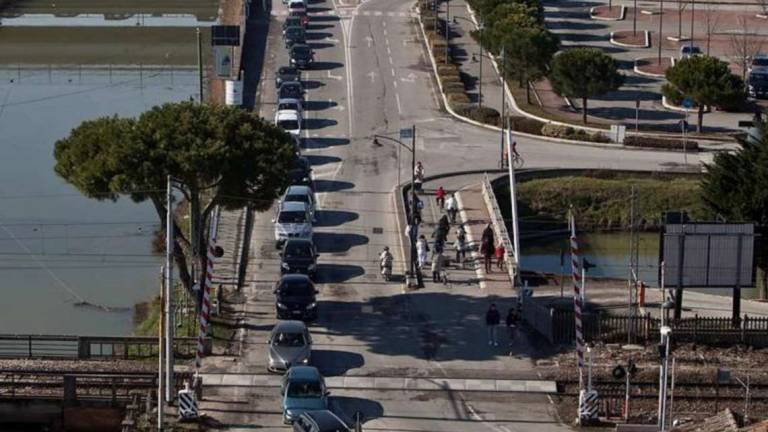 Cesenatico, ponte del Gatto da demolire: già deviati i tram Cesenatico, ponte del Gatto da demolire: già deviati i tram