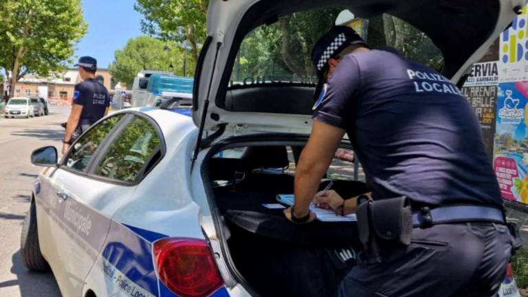 Ravenna, fugge all'alt e tenta di sottrarre la pistola a un agente Ravenna, fugge all'alt e tenta di sottrarre la pistola a un agente