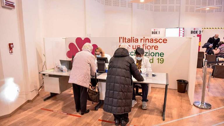 Vaccini, slitta a cinque settimane la seconda dose Vaccini, slitta a cinque settimane la seconda dose