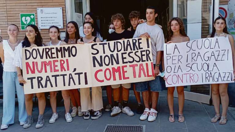 Rimini, i ragazzi della 4ª G dell'Einstein: Non fate sparire la nostra classe, non siamo mica numeri Rimini, i ragazzi della 4ª G dell'Einstein: Non fate sparire la nostra classe, non siamo mica numeri