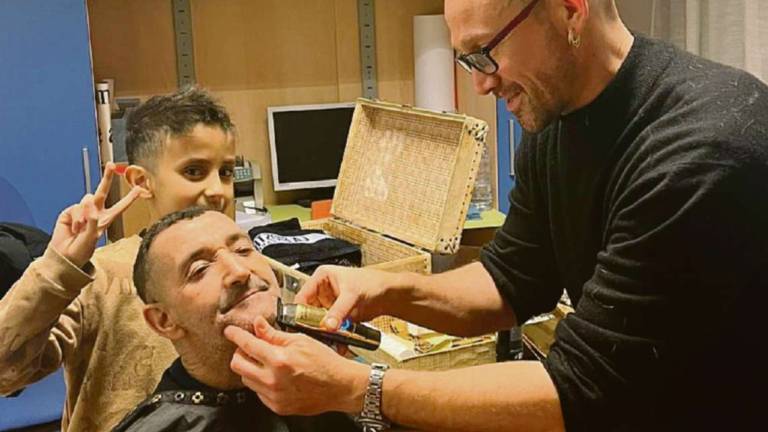 Il parrucchiere dei vip taglia gratis i capelli ai bisognosi della parrocchia di Budrio di Longiano Il parrucchiere dei vip taglia gratis i capelli ai bisognosi della parrocchia di Budrio di Longiano