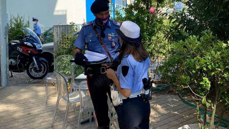 Riccione. Hotel Nizza ai raggi x, blitz di polizia e carabinieri Riccione. Hotel Nizza ai raggi x, blitz di polizia e carabinieri