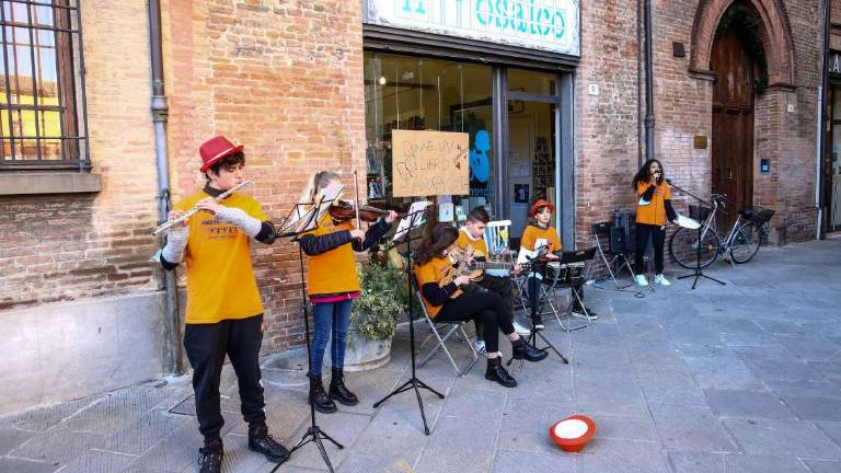 Imola, 70 studenti delle medie in centro in veste di libri umani Imola, 70 studenti delle medie in centro in veste di libri umani