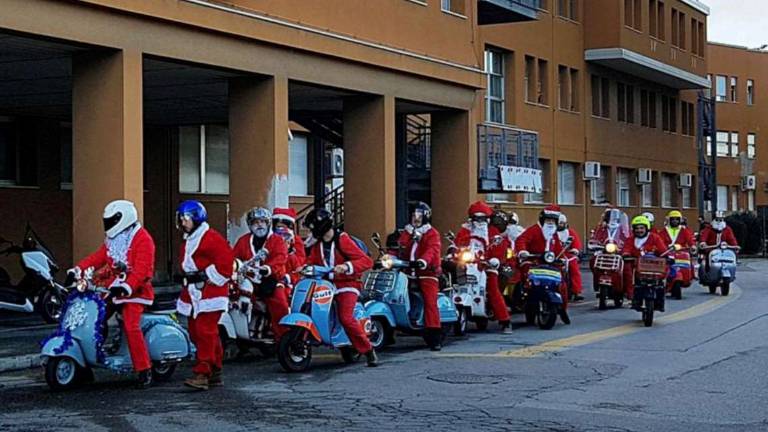 Cesena: tornano al Bufalini i Babbo Natale in Vespa Cesena: tornano al Bufalini i Babbo Natale in Vespa
