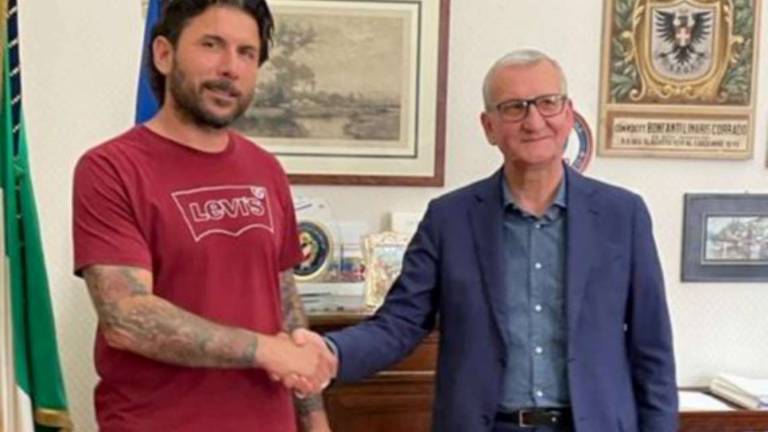 Ravenna, auto nel canale, il prefetto premia il pescatore eroe Ravenna, auto nel canale, il prefetto premia il pescatore eroe
