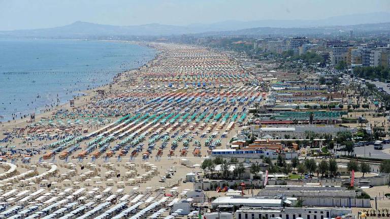 Controlli negli alberghi di Rimini, crepe nei muri, letti in più Controlli negli alberghi di Rimini, crepe nei muri, letti in più