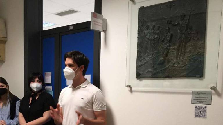 Cesena: al Liceo una formella di Ilario Fioravanti Cesena: al Liceo una formella di Ilario Fioravanti