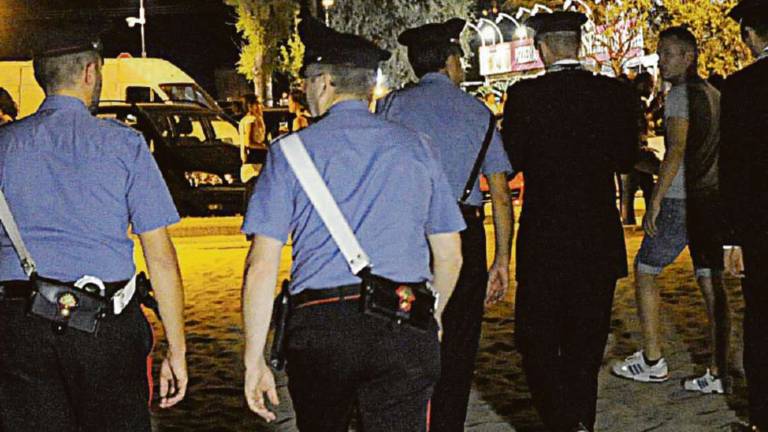 Riccione. Rissa in spiaggia, tre feriti a coltellate Riccione. Rissa in spiaggia, tre feriti a coltellate