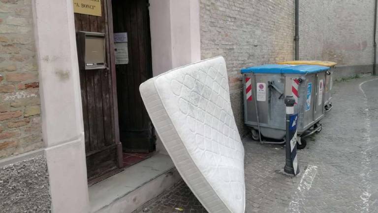 Cesena, gli Amici della Musica: Ci rovesciano rifiuti davanti all'ingresso della sede Cesena, gli Amici della Musica: Ci rovesciano rifiuti davanti all'ingresso della sede