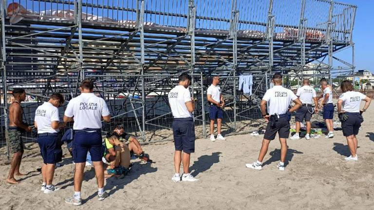 Riccione, polizia locale in spiaggia 76 multe in meno di due mesi Riccione, polizia locale in spiaggia 76 multe in meno di due mesi