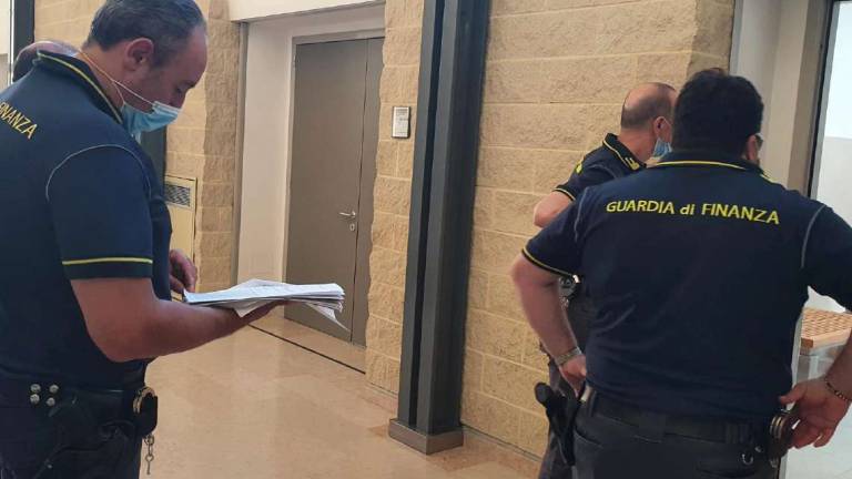 Rimini. Botte a turista per scipparla, poi fugge in monopattino Rimini. Botte a turista per scipparla, poi fugge in monopattino