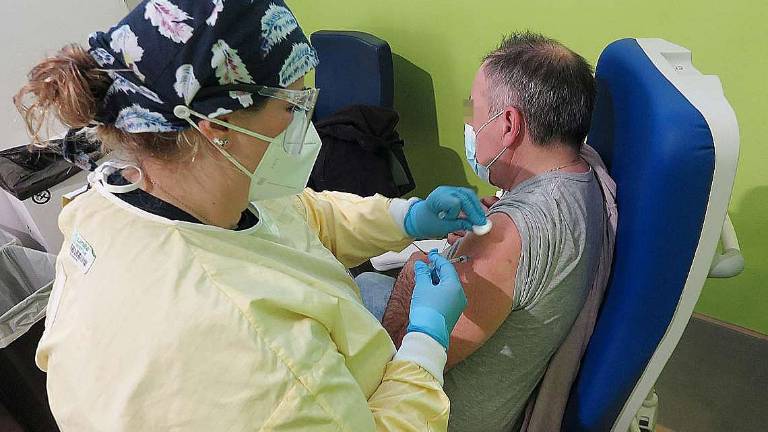 Ritardi di AstraZeneca, stop alle vaccinazioni dei medici di base Ritardi di AstraZeneca, stop alle vaccinazioni dei medici di base