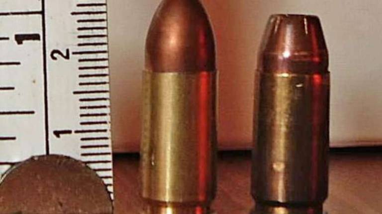 Rimini. Nell'armadietto della palestra spunta una pistola Rimini. Nell'armadietto della palestra spunta una pistola