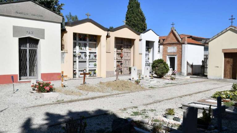 Bertinoro. Cimitero senz'acqua: visite ai defunti con taniche da casa Bertinoro. Cimitero senz'acqua: visite ai defunti con taniche da casa